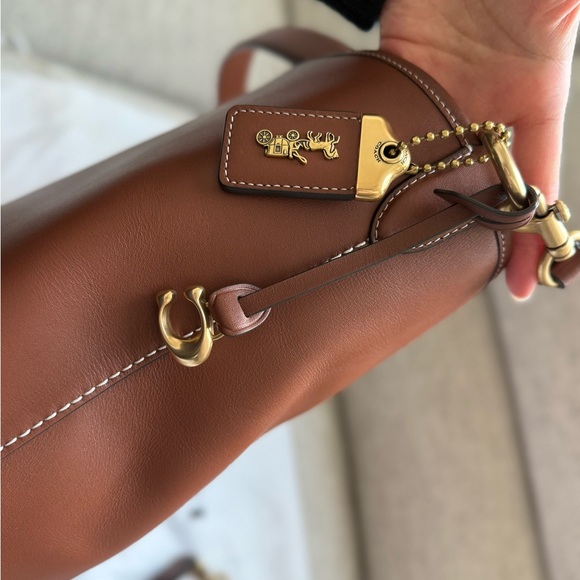 Coach Dakota Bucket Bag in Saddle 1941 - Picture 3 of 7